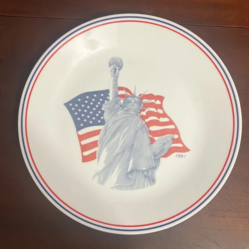 Vintage Corelle Statue of Liberty USA plate 1991 Patriotic 10”